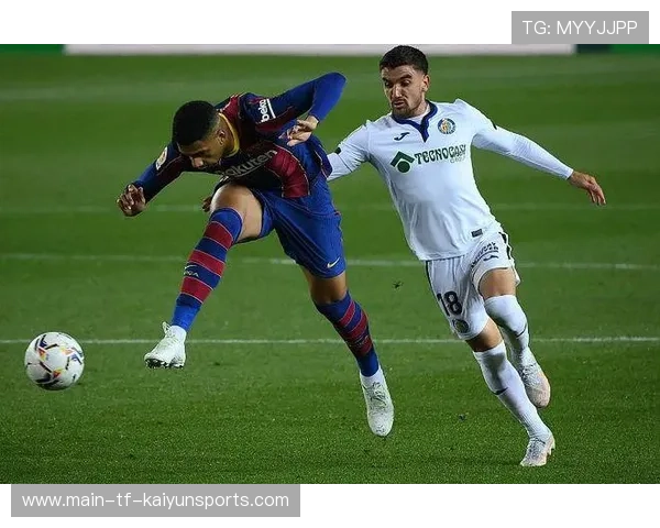 年轻中场接受短传渗透训练,快速找到前锋空档成为目标