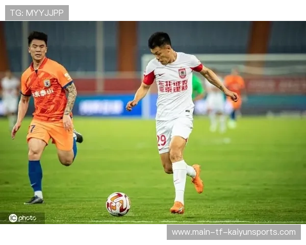 曹永竞禁区边缘起脚劲射，皮球划出弧线直入死角